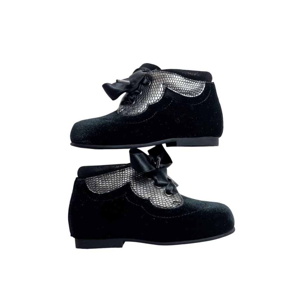 Like New! Andanines black satin tie boots